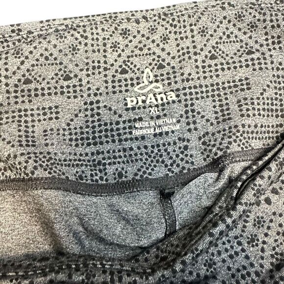 PRANA Women’s Black White Geometric Print Pillar Capri Legging Size XL - Picture 3 of 4